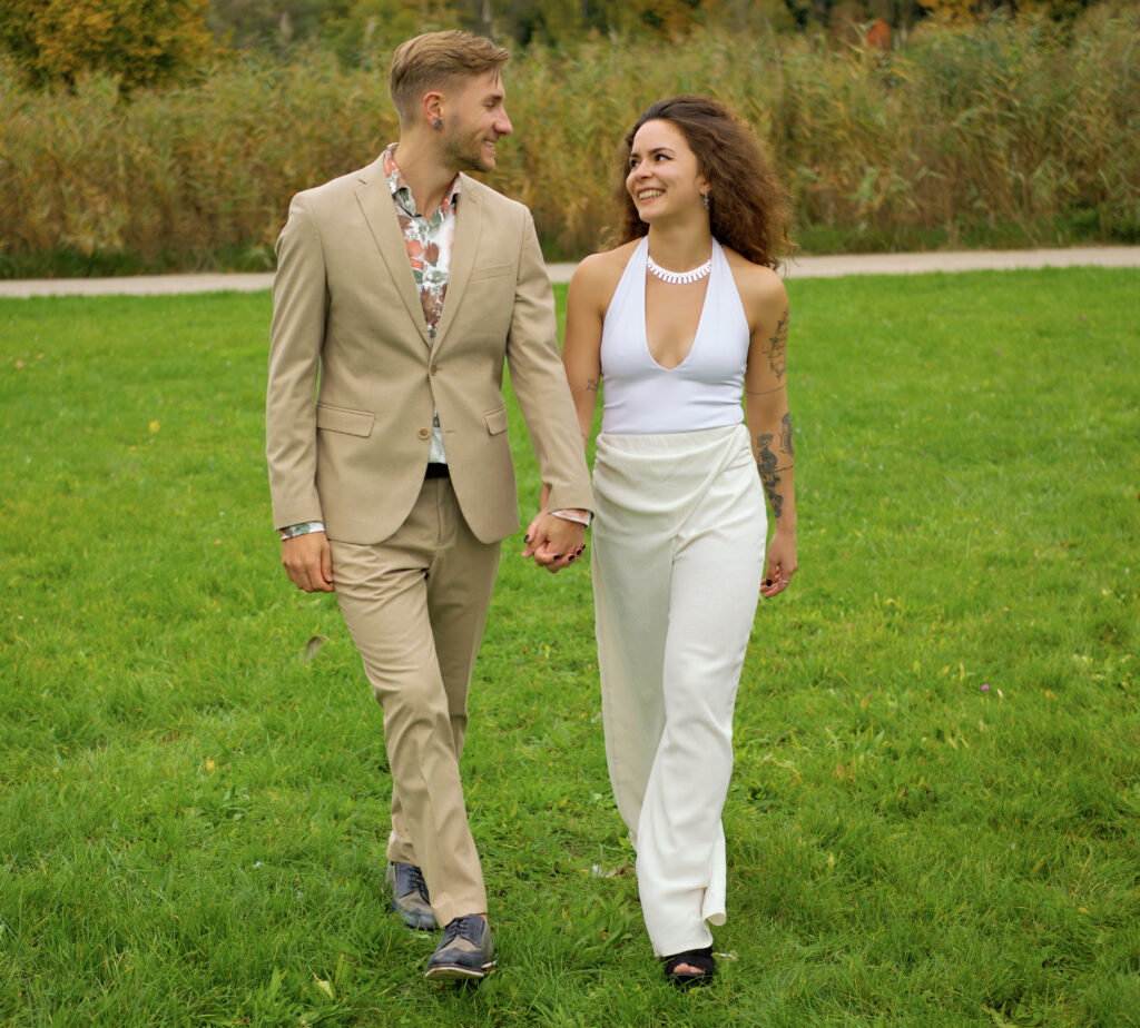 Verliebtes Brautpaar geht Hand in Hand in Soest