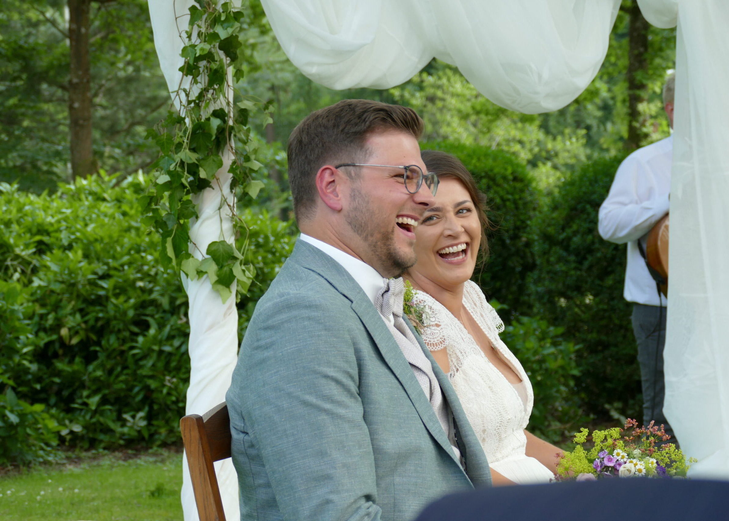 Lachendes Brautpaar bei Trauung in Soest
